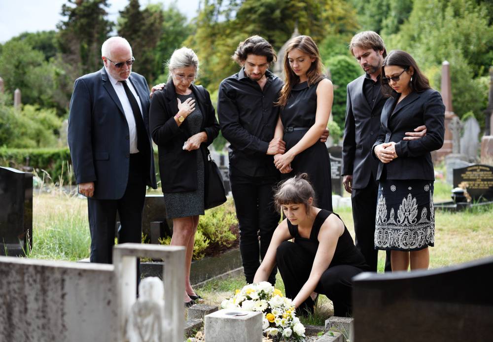 familia em cemitério