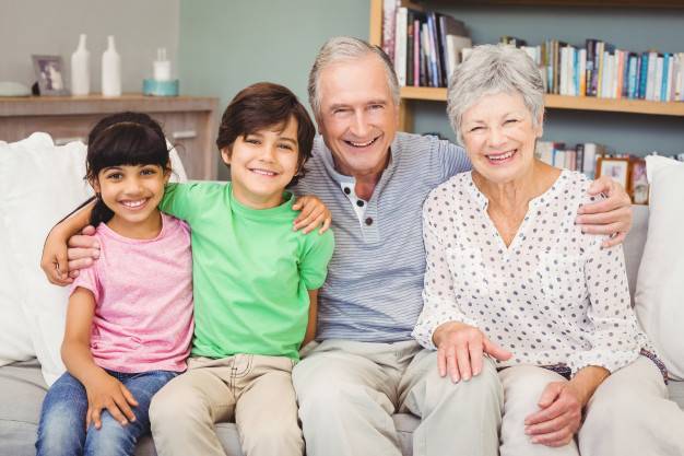 retrato-de-netos-felizes-com-os-avos-em-casa